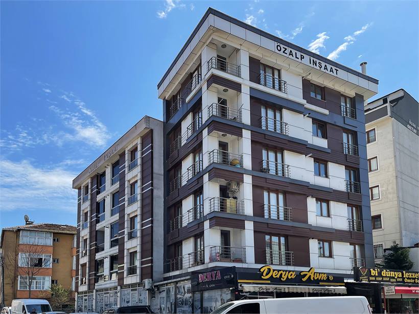 Zemin katında dükkânlar bulunan tamamlanmış Özalp İnşaat binası