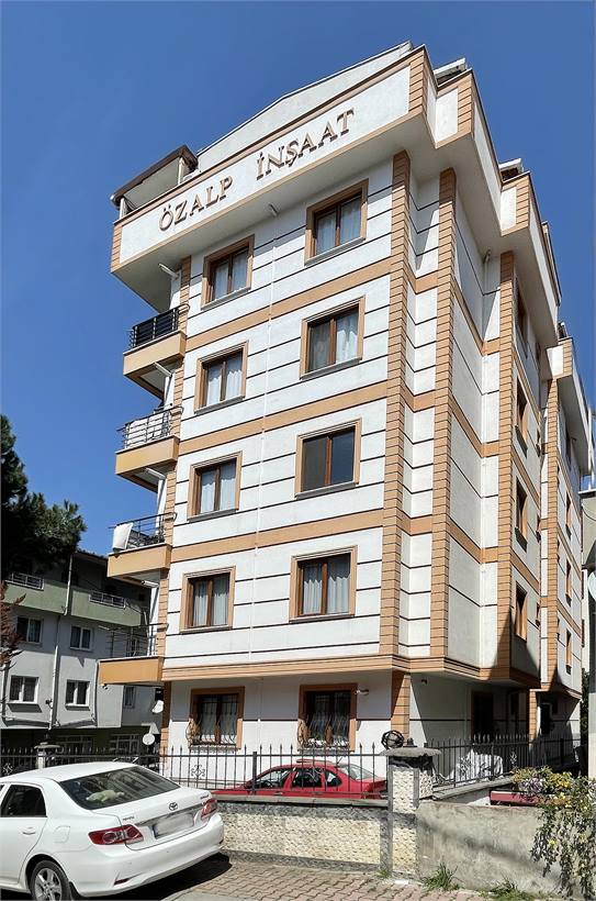 Köşe parselde tamamlanmış Özalp İnşaat apartmanı