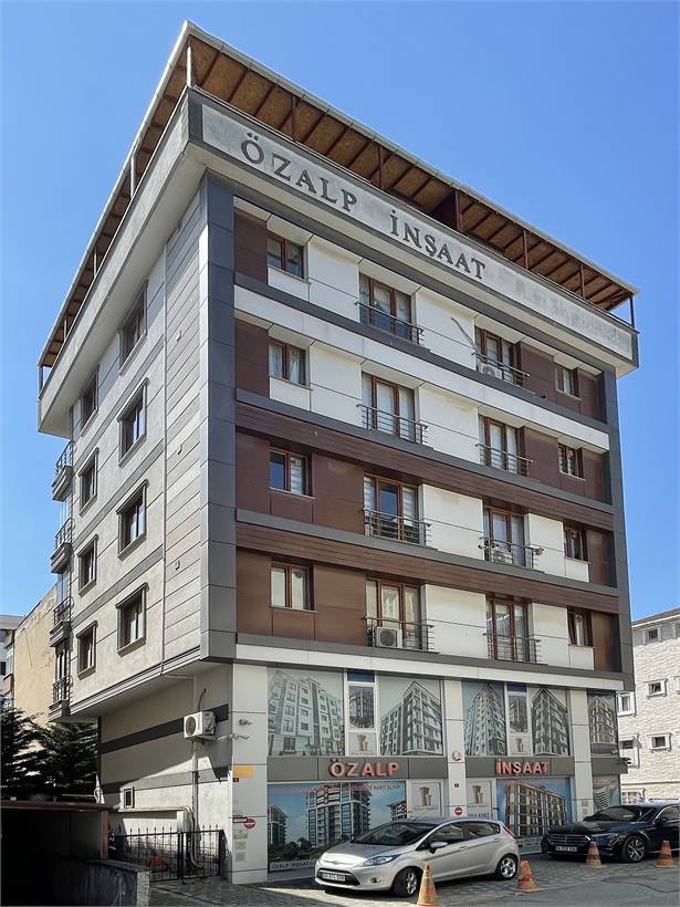 Cephesinde Özalp İnşaat yazan tamamlanmış konut binası