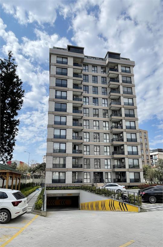 Konut bloğu cephesi ve kapalı otopark rampası