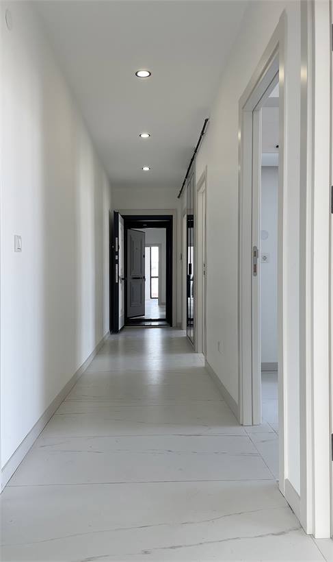 Odalara açılan, spot aydınlatmalı daire içi koridor