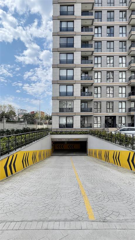 Kapalı otopark rampası ve blok cephesi