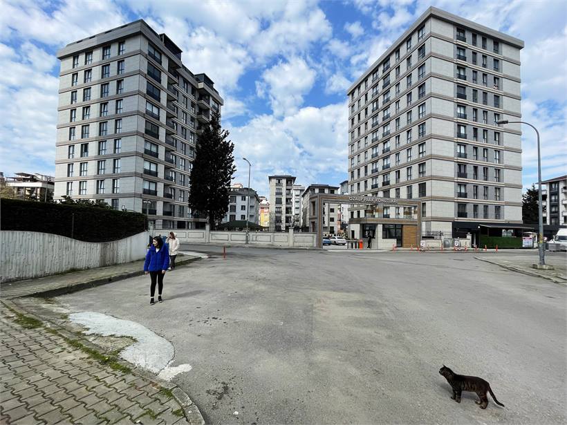 Özalp Park Konutları blokları ve site giriş kapısı